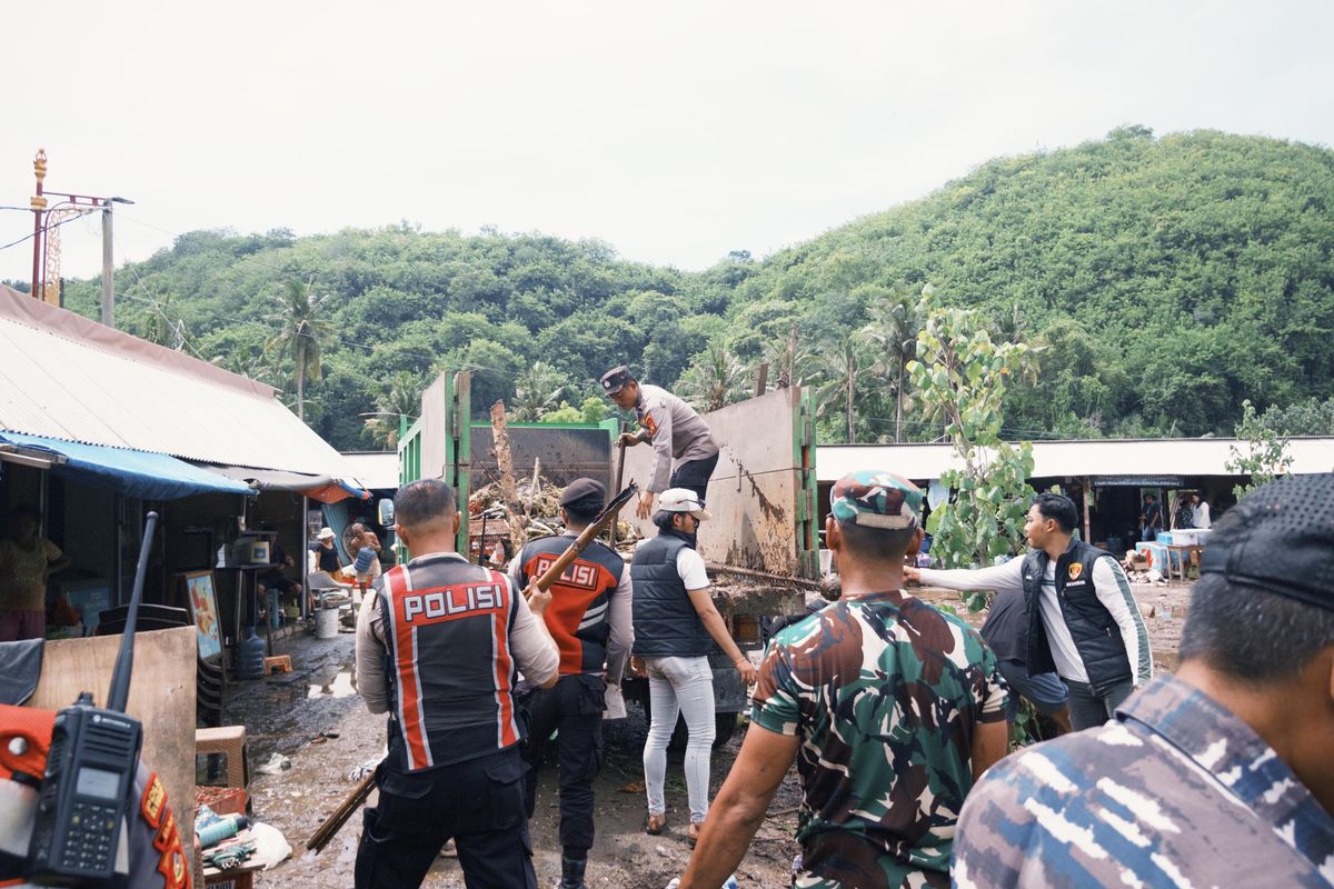 Proses pembersihan material pasca bencana banjir kiriman di Pantai Crystal Bay Nusa Penida, Kabupaten Klungkung, Selasa (9/12/2025).