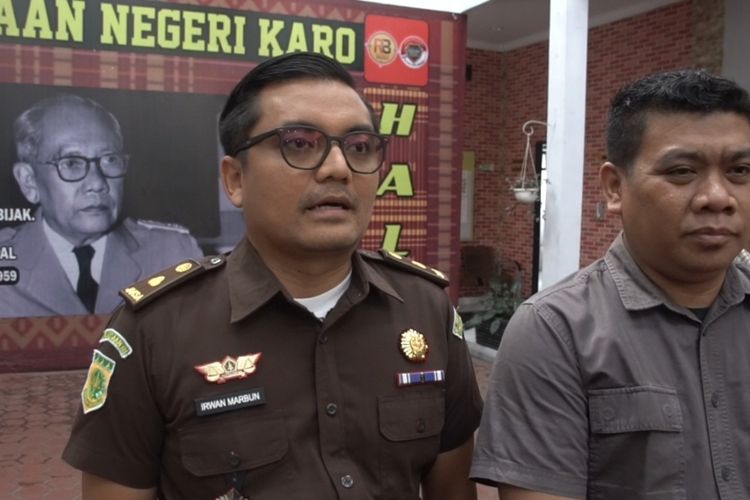 kasi Pidum kejari karo berikan keterangan terkait pelimpahan berkas tahap 1 pembakaran rumah wartawan