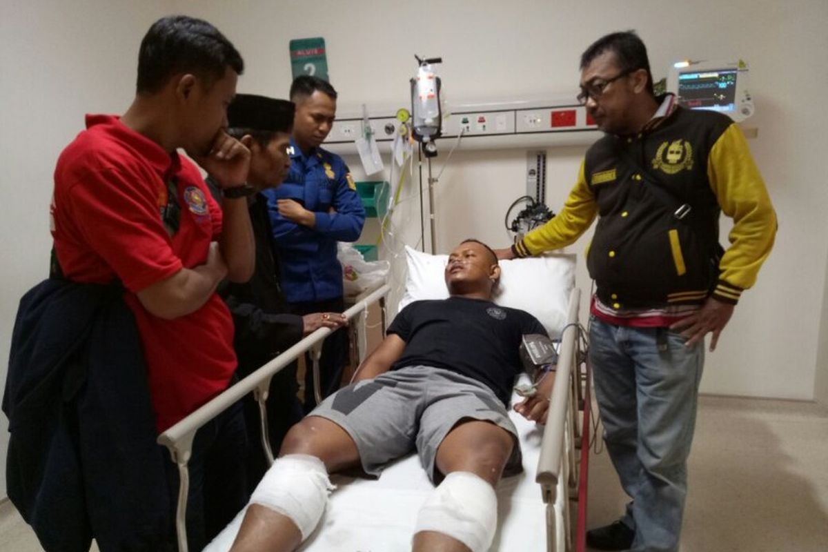 Novirahman Petugas Damkar Sektor Kembangan terluka dalam misi penyelamatan kebakaran di Taman Kota, Jakarta Barat pada Kamis (29/3/2018) (Dok. Damkar Sektor Kembangan).