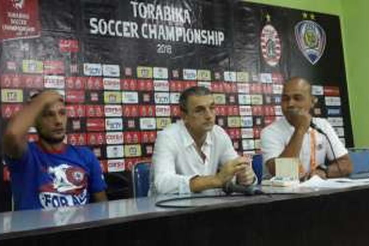 Gelandang Arema Cronus, Raphael Maitimo (kiri) bersama Pelatih Arema,Milomir Seslija (tengah) saat konferensi pers usai pertandingan melawan Persija Jakarta di Stadion Gajayana, Kota Malang, Jawa Timur, Selasa (18/10/2016)