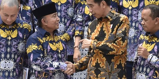 Presiden Joko Widodo (kedua kanan) berbincang bersama Ketua Himpunan Pengusaha Muda Indonesia (HIPMI) Bahlil Lahadalia (kanan) dan pendiri HIPMI Abdul Latief (kedua kiri) usai pertemuan di halaman depan Istana Merdeka, Jakarta, Kamis (5/4). Pertemuan tersebut membahas keterlibatan pengusaha muda dalam proyek pemerintah serta melaporkan hasil dari Rapimnas dan menyerahkan usulan Rancangan Undang-Undang Kewirausahaan. ANTARA FOTO/Puspa Perwitasari/foc/18.
