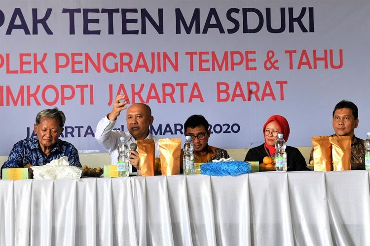Menkop UKM Teten Masduki saat kunjungan ke koperasi Tahu dan Tempe di Jakarta, Jumat (13/3/2020).