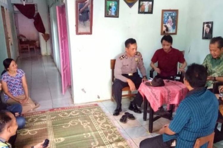 Wakapolres Tulis Polres Batang datangi rumah keluarga Zulfikar di Batang saat ada Ilaria gadis Italia yang akan menikahi Zulfikar setelah kenalan di Facebook.