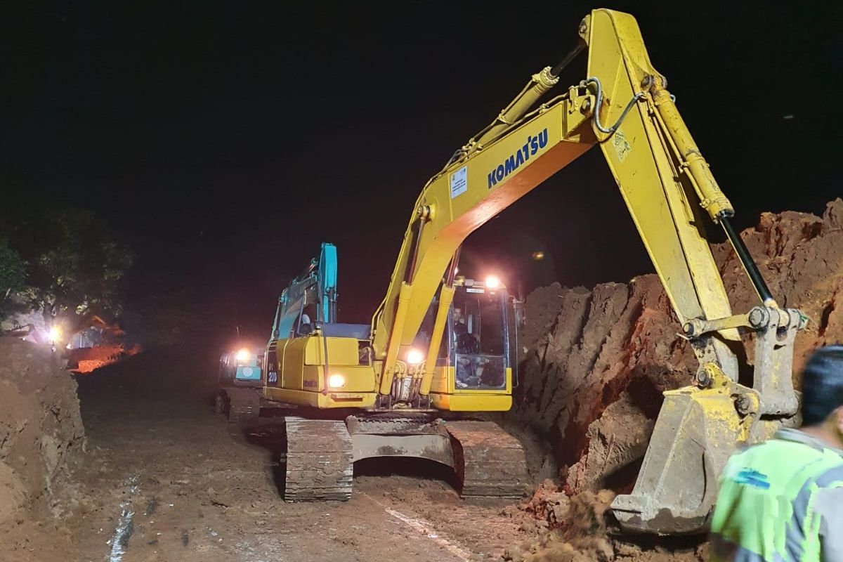 Proses pembersihan material longsoran di ruas jalan Cianjur-Cipanas pada Selasa (22/11/2022) dini hari. Longsor terjadi setelah gempa bermagnitudo 5,6 mengguncang Cianjur. 