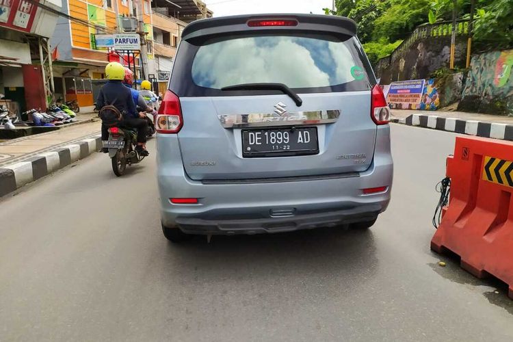 Sebuah mobil pribadi dengan plat nomor ganjil melintas di Jalan Rijali  Ambon, Rabu (8/7/2020) meski pemerintah Kota Ambon telah memberlakukan sitem ganjil genap
