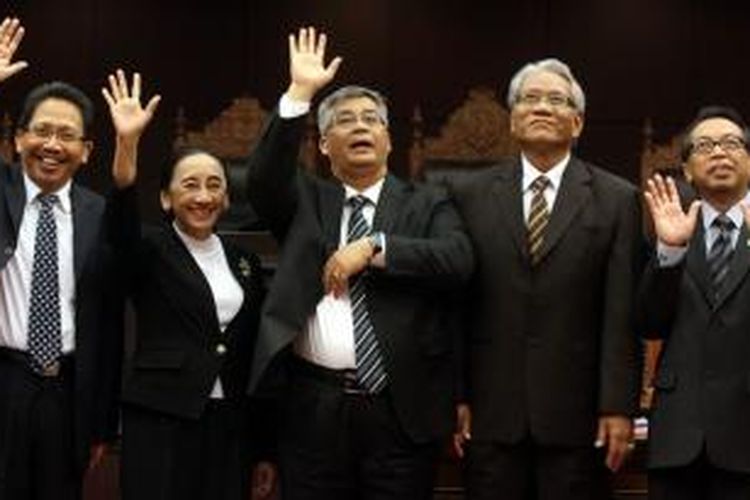 Dr HM Akil Mochtar SH MH (tengah) melambaikan tangan bersama Hakim Konstitusi lainnya usai terpilih sebagai Ketua Mahkamah Konstitusi yang baru, dalam pemilihan yang dilakukan di Ruang Sidang Utama Gedung MK, Jakarta, Rabu (3/4/2013). Akil terpilih melalui proses voting dalam tiga tahap, setelah proses musyawarah antar Hakim Konstitusi tidak mencapai aklamasi. Akil mengungguli Hakim Konstitusi lainnya, Haryono, setelah mendapat 7 suara berbanding 2 suara.  