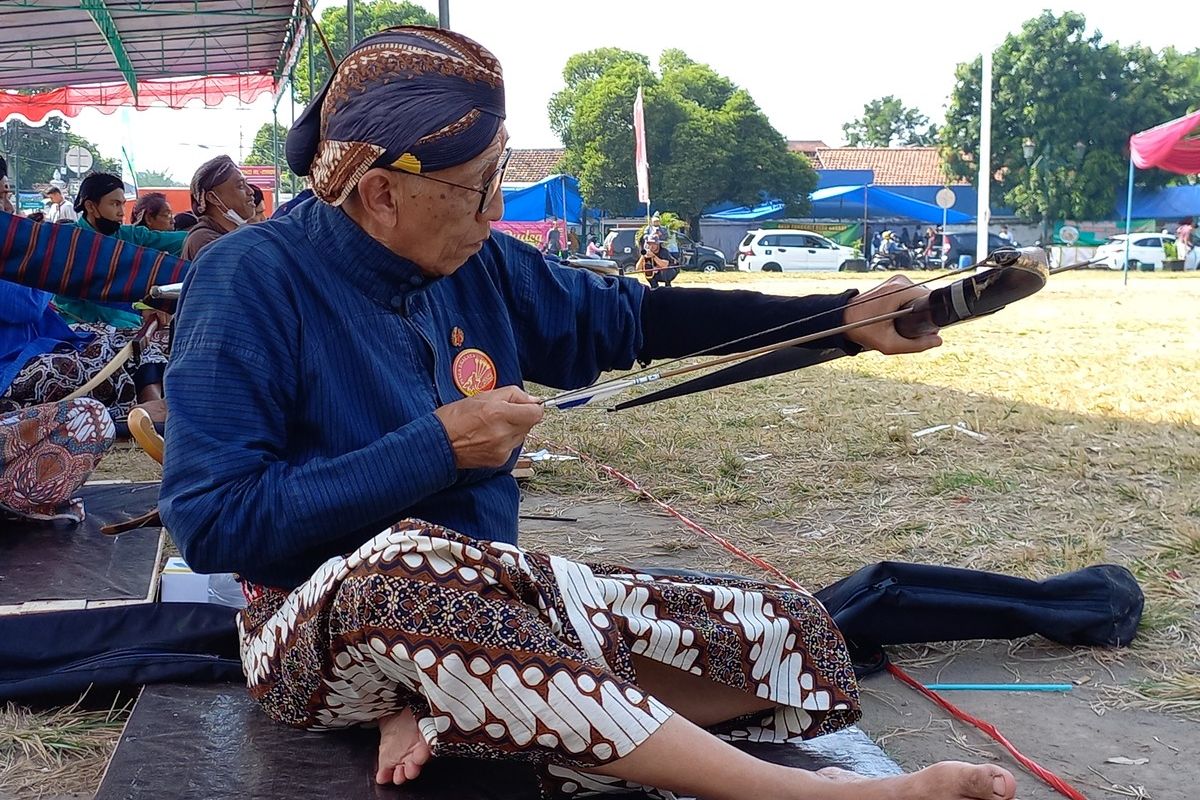 Para peserta lomba Jemparingan di Alun-alun Kidul, Kota Yogyakarta, Sabtu (20/7/2022)