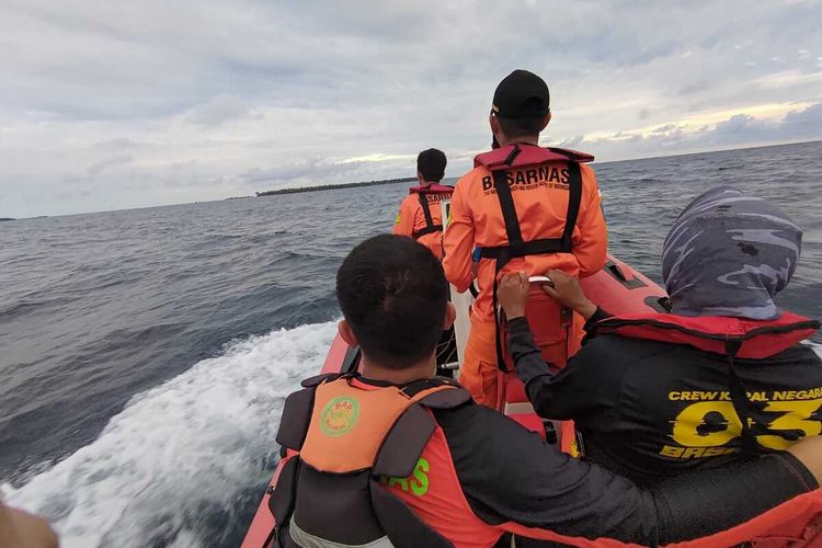 Penemuan korban Tenggelamnya KM Ladang Pertiwi 02 di Selat Makassar terus bertambah. Kali ini, 10 orang korban ditemukan dalam keadaan selamat oleh nelayan di Pulau Pemantauan, Senin (30/5/2022) sekitar pukul 04.00 Wita.