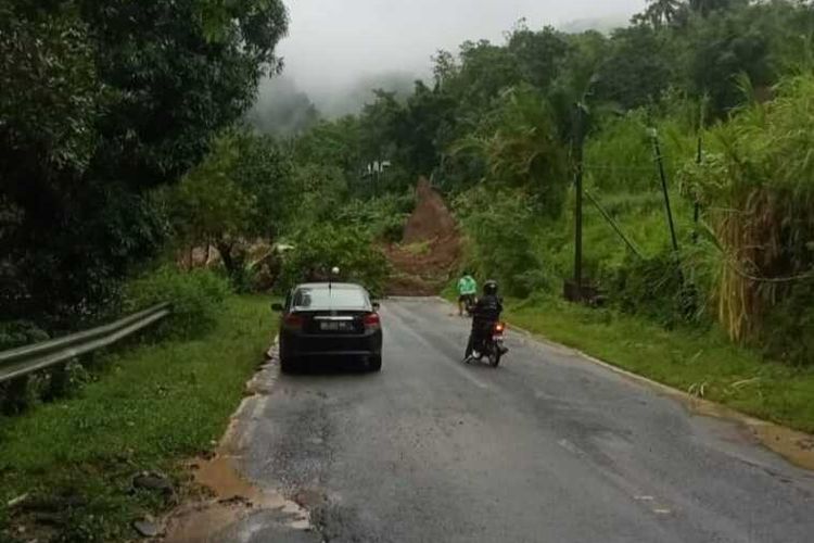 Curah hujan yang tinggi mengguyur Sulawesi Selatan dalam beberapa hari terakhir mengakibatkan longsor di Jalan Poros Kabupaten Maros-Bone, Selasa  (27/12/2022) sore.