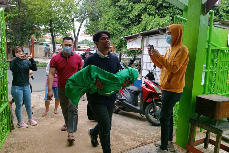 Balita berinisial A (2) yang diduga tewas karena dianiaya di Duren Sawit, Senin (23/1/2023), telah dimakamkan di TPU Pulogebang, Kecamatan Cakung, Jakarta Timur, Rabu (25/1/2023).