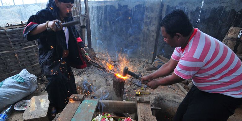 Di Desa Aeng Tong Tong, Sumenep, Jawa Timur, penduduk satu desa membuat keris berkualitas. Desa ini masih mempertahankan budaya sejak zaman Kerajaan Sumenep. Dahulu para raja Madura mempercayakan pembuatan keris dan senjata untuk prajurit dari desa ini.