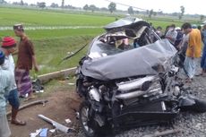 Detik-detik Mobil Innova Tertabrak KA Logawa di Probolinggo, 4 Orang Tewas