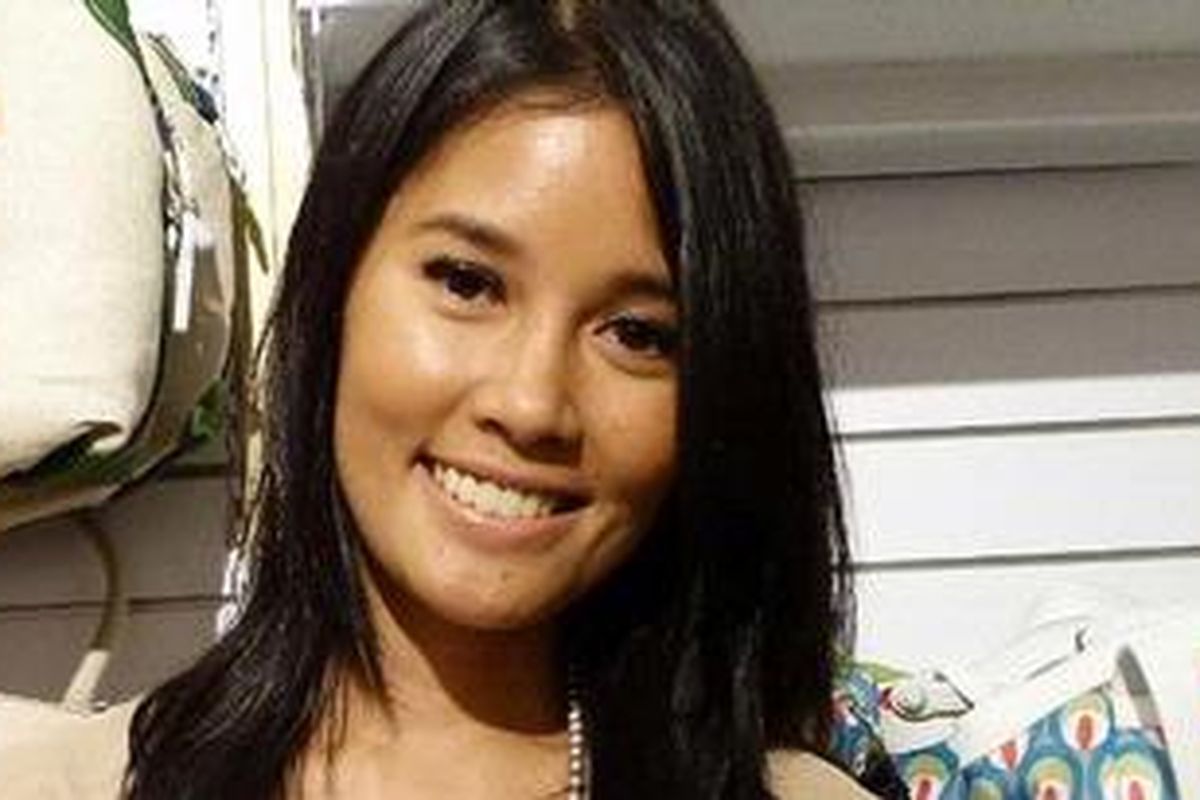 Titi Sjuman gemar mengoleksi gaun terusan yang simpel dan sepatu wedges.