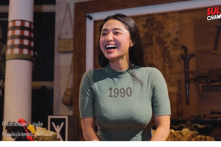 Dewi Perssik saat bertandang ke rumah Sule dan membuat konten YouTube.