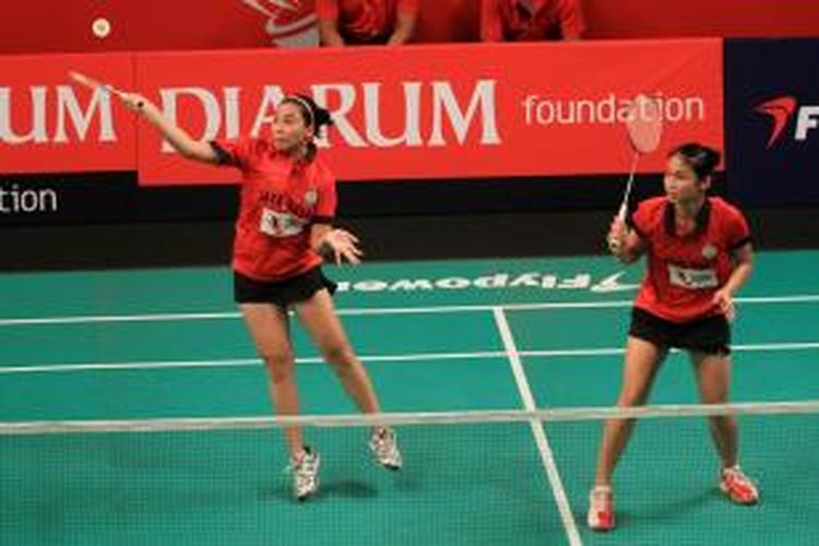 Pemain ganda putri Jaya Raya Jakarta, Pia Zebadiah Bernadet/Rizki Amelia Pradipta, bertahan dari serangan ganda Mutiara Cardinal, Suci Rizky Andini/Mareta Dea Geovani, pada lanjutan babak penyisihan grup Djarum Superliga Badminton 2015 di Denpasar, Bali, Kami (29/1/2015).