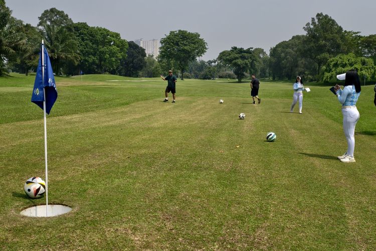 Ilustrasi olahraga Footgolf di Palm Hill Golf Club, Sentul, Jawa Barat, pada Kamis (25/9/2025).