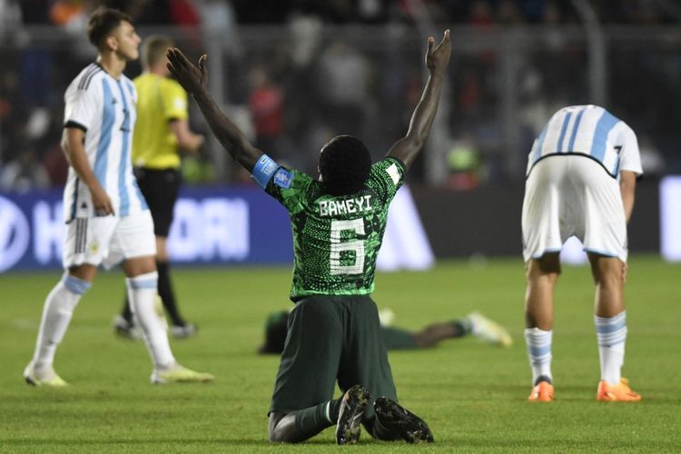 Bek Nigeria, Daniel Bameyi, melakukan selebrasi usai sukses mengalahkan Argentina pada fase 16 besar Piala Dunia U20 2023 di Stadion San Juan del Bicentenario, 31 Mei 2023. (Photo by Andres Larrovere / AFP)