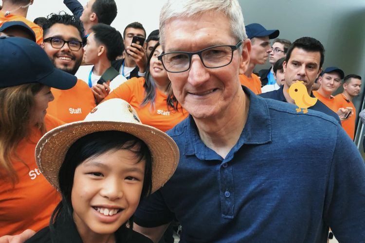 Yuma Soerianto, programmer cilik keturunan Indonesia yang berfoto dengan CEO Apple, Tim Cook di ajang WWDC 2018.