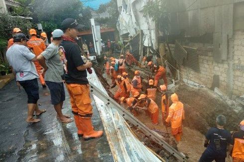 Turap Longsor di Jagakarsa Timpa Rumah Warga dan Timbun Saluran Air