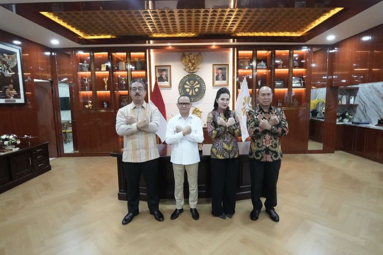 Menteri Pelindungan Pekerja Migran Indonesia (P2MI) Mukhtarudin bersama Gubernur Maluku Hendrik Lewerissa, Gubernur Maluku Utara Sherly Tjoanda Laos, dan Gubernur Sulawesi Tenggara Andi Sumangerukka di Kantor Kementerian P2MI, Jakarta, Selasa (2/12/2025).