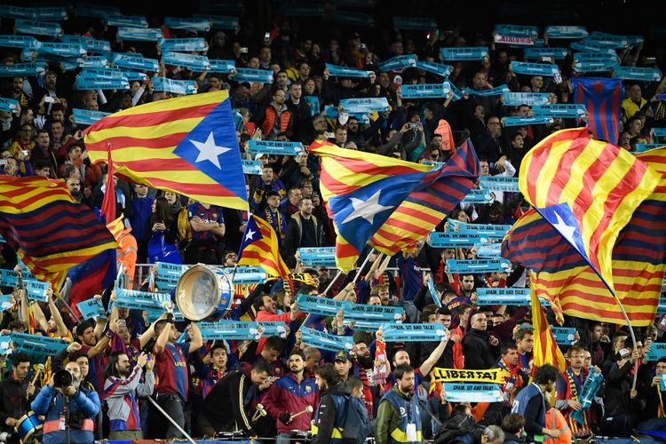 Suporter Barcelona mengibarkan bendera pro kemerdekaan Catalunya, Estelada, sebelum laga El Clasico pada Desember 2019.