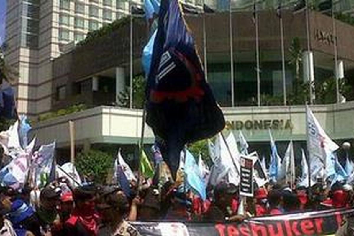 Buruh melakukan long march menuju Istana Negara, Rabu (21/3/2012). Mereka akan menyuarakan aspirasinya terkait rencana pemerintah menaikkan harga bahan bakar minyak (BBM). 