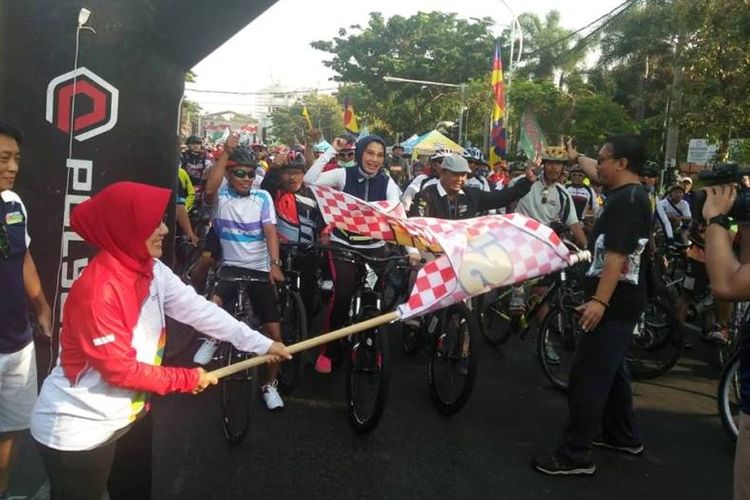 Kehadiran Anggota Komisi X DPR RI Arzeti Bilbina, menjadi rebutan para peserta Sepeda Nusantara 2018 untuk berfoto bersama sebelum start.
