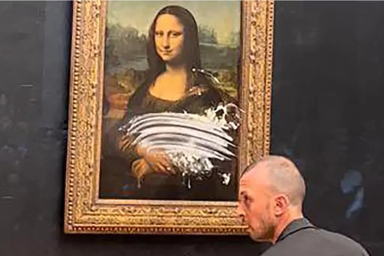 Lukisan Mona Lisa dilempari kue oleh salah satu pengunjung Museum Louvre