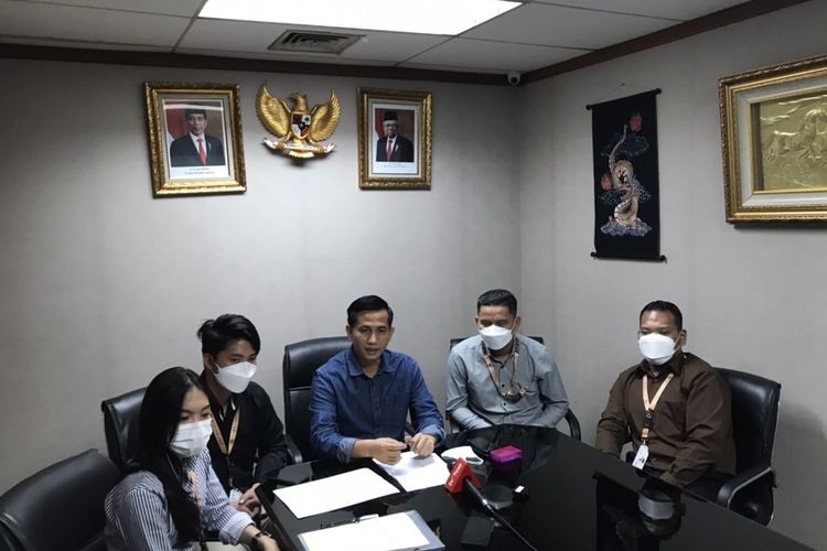 Tim WLP Law Firm selaku kuasa hukum perusahaan ekspedisi barang, SiCepat Ekspress memberikan keterangan pers terkait kasus pengancaman kurir kliennya dengan senjata tajam di kawasan Setiabudi, Jakarta Selatan pada Kamis (27/5/2021) siang.