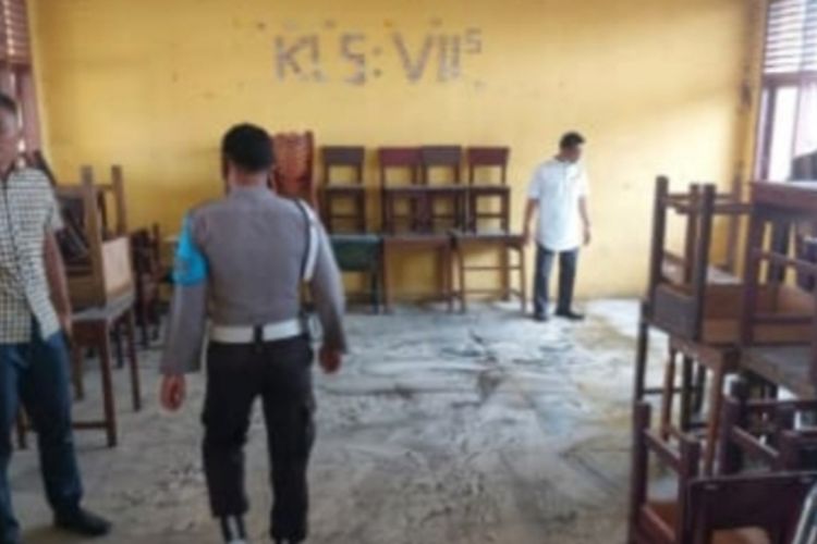 Petugas kepolisian melakukan olah tempat kejadian perkara pada kasus siswa SMP bakar sekolahnya di Kabupaten Kuansing, Riau, Selasa (12/4/2022).