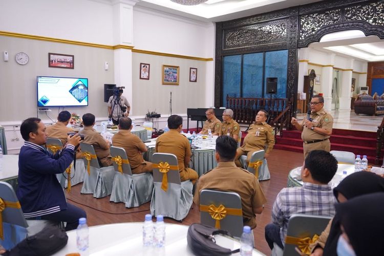 Pelaksana Tugas (Plt) Gubernur Riau (Gubri) Edy Natar Nasution dalam agenda coffee morning bersama media.

