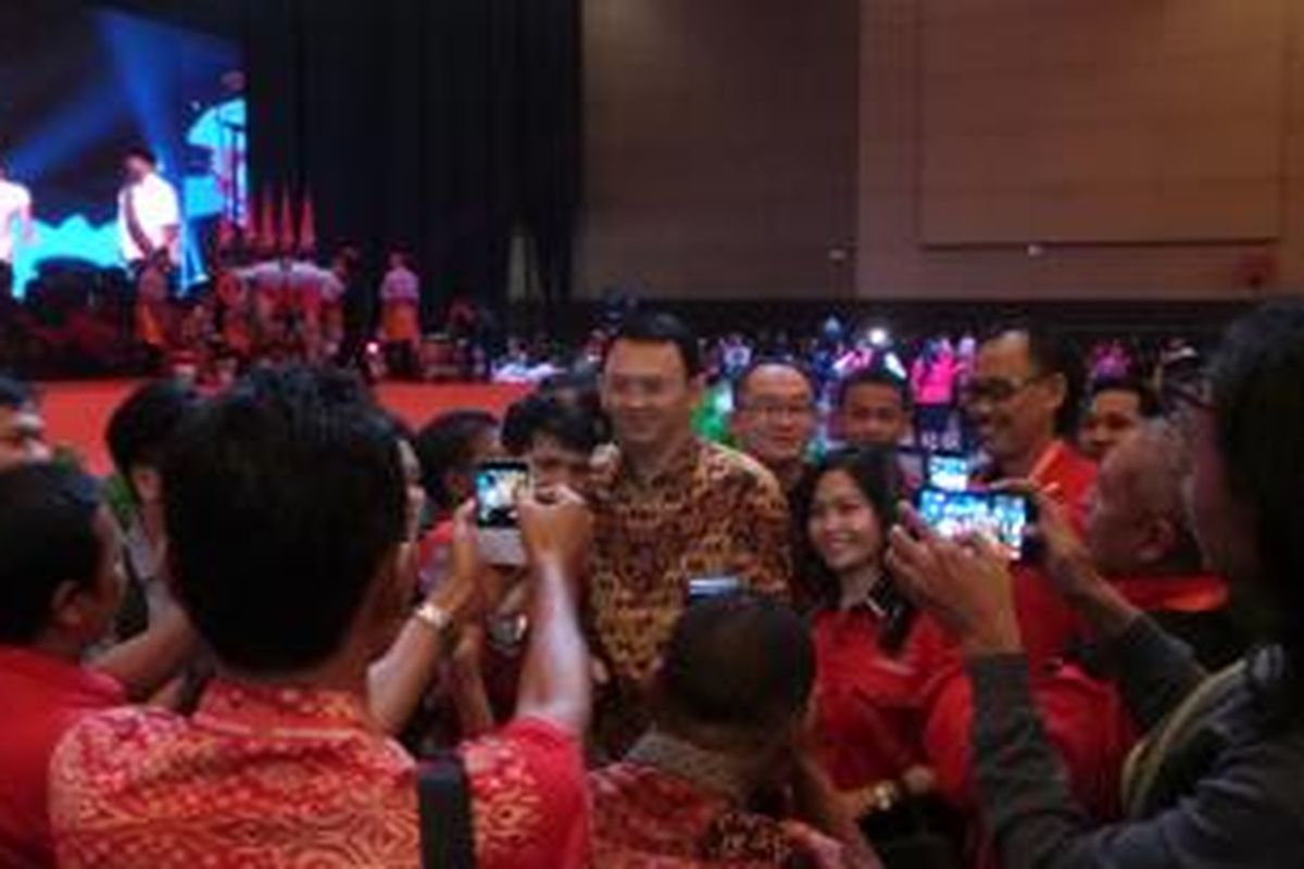 Gubernur DKI Jakarta Basuki Tjahaja Purnama saat berselfie bersama kader Partai Demokrasi Indonesia Perjuangan (PDI-P), di Hall D, JIExpo Kemayoran, Jakarta Pusat, Minggu (10/1/2016). 