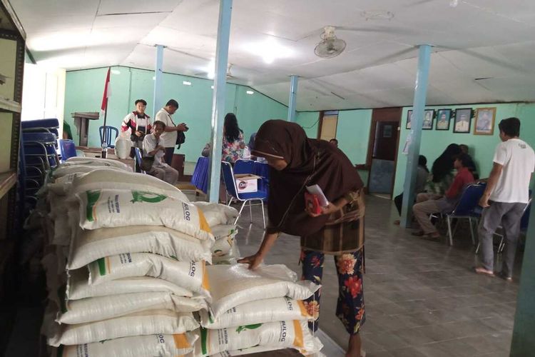 Warga Kunden mendapatkan bantuan beras dari Bapanas di Kelurahan Kunden, Blora, Jawa Tengah, Rabu (21/2/2024)