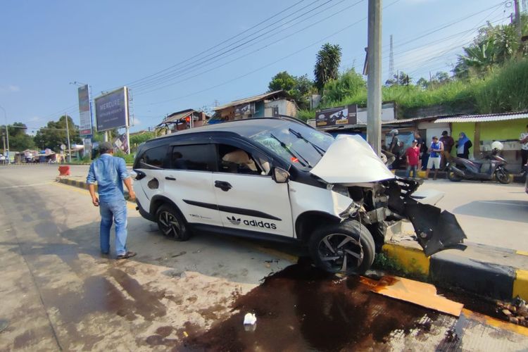 Diduga Mengantuk, Mobil di Exit Tol Bocimi Parungkuda Tabrak Pedagang Tahu Asongan dan Mini Bus