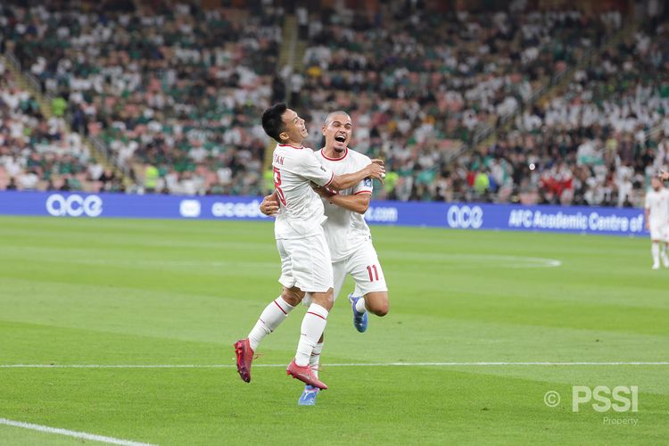 Pemain Timnas Indonesia, Witan Sulaeman dan Ragnar Oratmangoen, merayakan gol pada laga putaran ketiga Kualifikasi Piala Dunia 2026 Arab Saudi vs Indonesia di King Abdullah Sports City pada Kamis (5/9/2024) atau Jumat (6/9/2024).