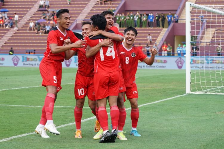 Selebrasi tim nasional Indonesia seusai membobol gawang Filipina pada laga lanjutan penyisihan grup SEA Games 2021, Jumat (13/5/2022).