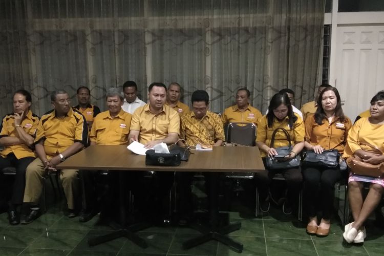 Pengurus DPD dan DPC Hanura NTT saat menggelar konferensi pers di Sekretariat Hanura NTT, Senin (15/1/2018).