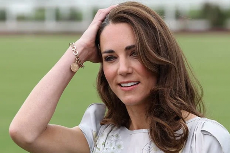 Kate Middleton pakai gelang dari Camilla