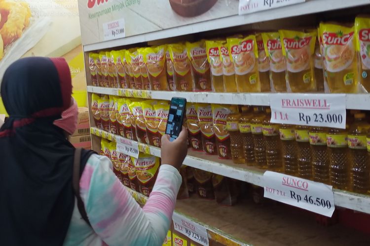Pembeli minyak goreng di toko swalayan Ratu yang berada di Kota Malang, Jawa Timur pada Kamis (17/3/2022). 