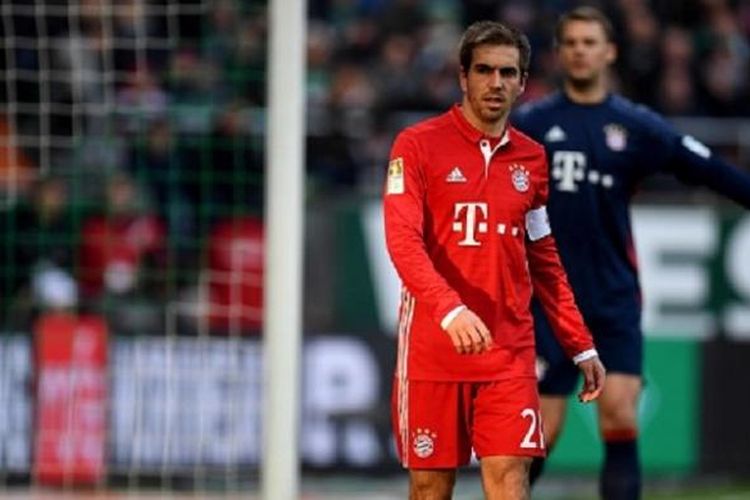 Philipp Lahm mengomandoi lini belakang Bayern Muenchen pada laga kontra Werder Bremen, Sabtu (28/1/2017).