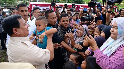 Momen Prabowo Bercengkerama dengan Warga hingga Cium Anak Kecil Usai "Nyoblos"