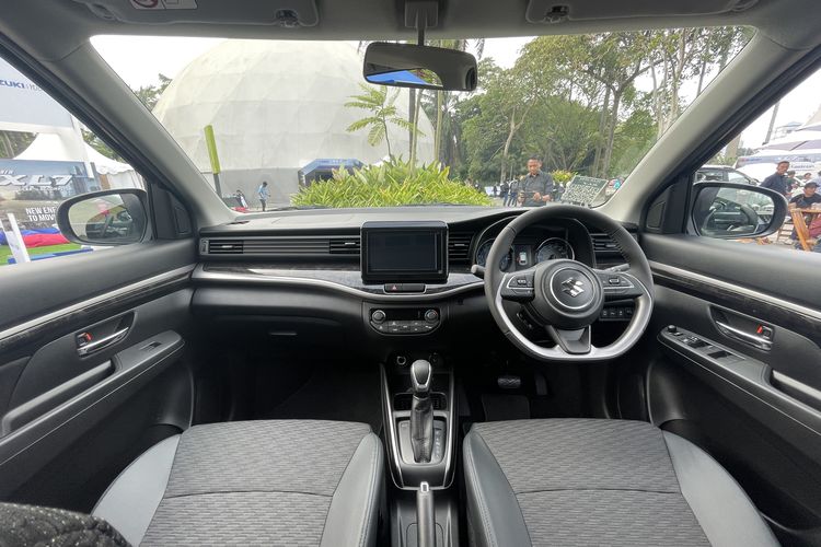 Interior Baris Pertama Suzuki XL7 Hybrid