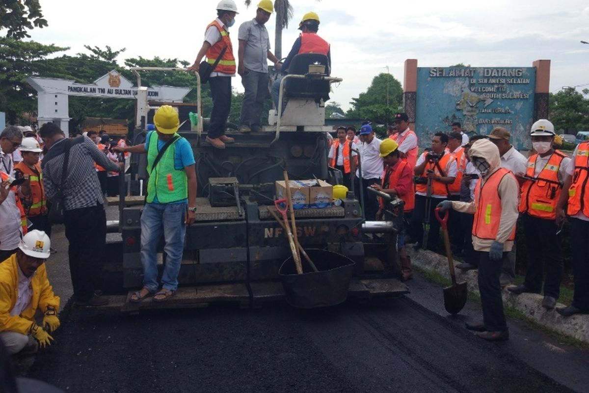 Penerapan aspal yang dicampur plastik di Jalan Dakota, Mandai, Kabupaten Maros, Sulawesi Selatan, Selasa (24/10/2017).