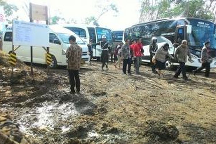 Kondisi jalan menuju lokasi groundbreaking Kereta Cepat di Cikalong Wetan, Kab. Bandung, Kamis (21/1/2016).