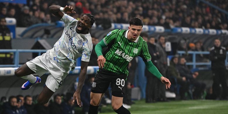 Bek Sassuolo asal Bosnia bernomor punggung 80, Tarik Muharemovic, beraksi pada laga Serie A Italia antara Sassuolo dan Inter Milan di Stadion Mapei di Reggio Emilia, Italia pada 8 Februari 2026.