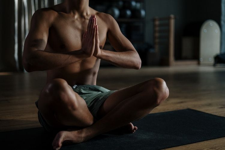 Meditasi bisa membantu tubuh lebih rileks sehingga lebih mudah tidur.