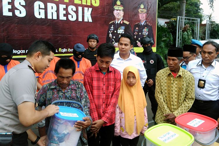 Kapolres Gresik AKBP Wahyu Sri Bintoro (kiri) memberikan santunan kepada kakak beradik yatim piatu, yang sapi miliknya ikut hilang dicuri.