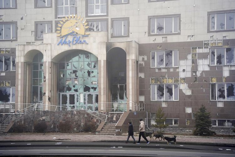 Pemandangan gedung yang rusak dari partai penguasa Kazakhstan The Nur Otan setelah bentrokan di Almaty, Kazakhstan, Kamis, 6 Januari 2022. 