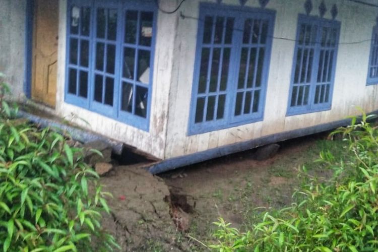 Salah satu rumah terancam ambruk dampak bencana tanah bergerak di Desa Cimenteng, Kecamatan Curugkembar, Sukabumi, Jawa Barat, Minggu (15/11/2020).