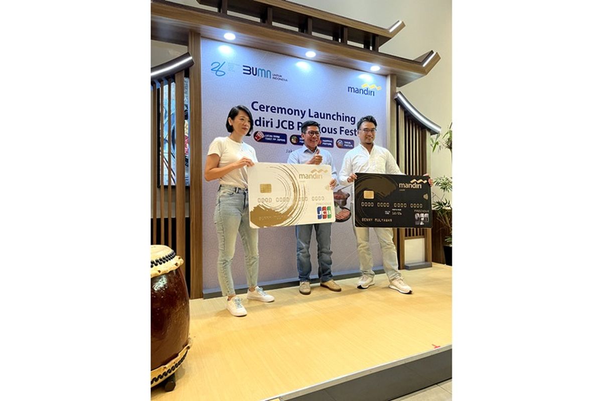 Opening Ceremony Mandiri JCB Japan Precious Festival 2024 yang dilakukan oleh Chief Marketing Officer Boga Group Erin Arifin (kiri), SEVP Micro & Consumer Finance Bank Mandiri Saptari (tengah), dan President Director JCB International Indonesia Takumi Takahashi (kanan).